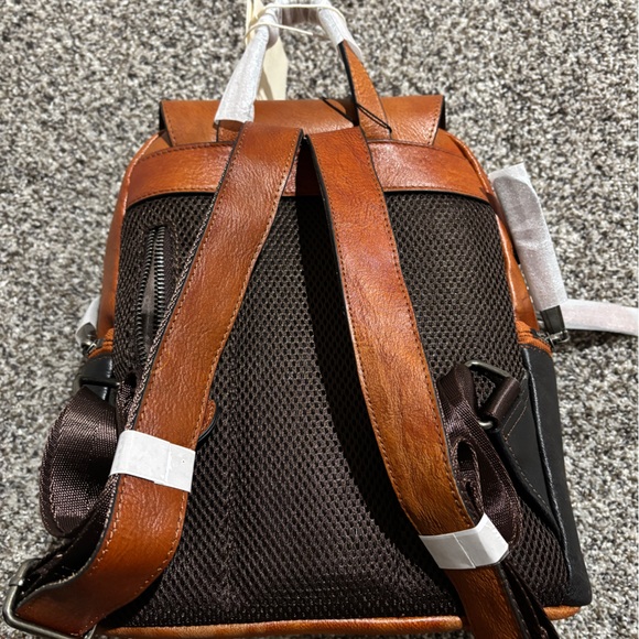 Elegant Brown Leather Backpack - Picture 3 of 6